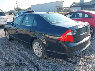 2012 Ford Fusion Hybrid z VIN 3FADP0L35CR371734, wystawiony jako IAAI lot #42559033 z przebiegiem 131 314 mil mil oraz . Historia ofert i sprzedaży dostępna na DreamBid. Obrazek 3.