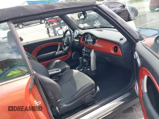 2007 MINI Convertible z VIN WMWRF33557TG16283, wystawiony jako IAAI lot #42331390 z przebiegiem 117 902 mil mil oraz . Historia ofert i sprzedaży dostępna na DreamBid. Obrazek 5.