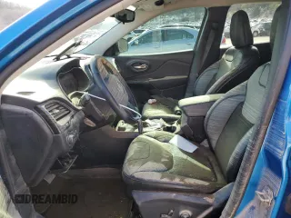 2021 Jeep Cherokee Altitude z VIN 1C4PJMLB7MD137385, wystawiony jako Copart lot #45909505 z przebiegiem Nie podano mil oraz Szkoda całkowita • Salvage title. Historia ofert i sprzedaży dostępna na DreamBid. Obrazek 7.