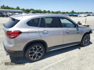 2022 BMW X1 xDrive28i z VIN WBXJG9C0XN5V40453, wystawiony jako Copart lot #56698705 z przebiegiem 31 091 mil mil oraz Szkoda całkowita • Salvage title. Historia ofert i sprzedaży dostępna na DreamBid. Obrazek 3.