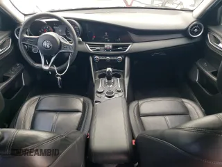 2018 Alfa Romeo Giulia z VIN ZARFAEBN0J7563478, wystawiony jako Copart lot #55683915 z przebiegiem 110 134 mil mil oraz Szkody całkowita. Historia ofert i sprzedaży dostępna na DreamBid. Obrazek 8.