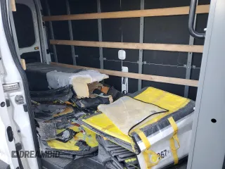 2022 Ford Transit Cargo z VIN 1FTBR1X8XNKA23913, wystawiony jako Copart lot #82981284 z przebiegiem Nie podano mil oraz Szkoda całkowita • Salvage title. Historia ofert i sprzedaży dostępna na DreamBid. Obrazek 6.