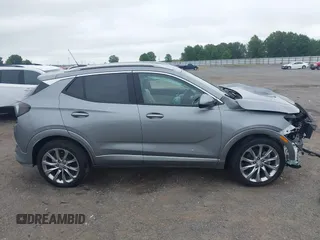 2024 Buick Encore GX Avenir z VIN KL4AMFSL7RB021362, wystawiony jako IAAI lot #42484717 z przebiegiem 5 640 mil mil oraz . Historia ofert i sprzedaży dostępna na DreamBid. Obrazek 14.