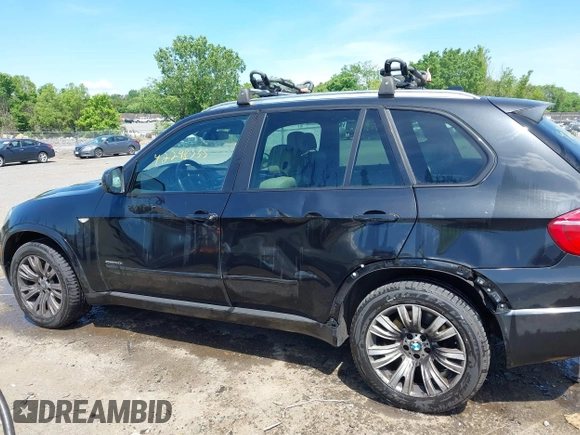 2013 BMW X5 xDrive50i z VIN 5UXZV8C54D0C15421, wystawiony jako IAAI lot #42298535 z przebiegiem 118 890 mil mil oraz . Historia ofert i sprzedaży dostępna na DreamBid. Obrazek 6.