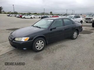 2000 Toyota Camry LE z VIN 4T1BF22K9YU949936, wystawiony jako Copart lot #54782815 z przebiegiem 239 139 mil mil oraz Szkoda całkowita • Salvage title. Historia ofert i sprzedaży dostępna na DreamBid. Obrazek 1.