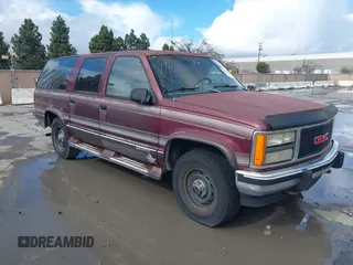 1992 GMC Suburban z VIN 1GDFK16K8NJ723739, wystawiony jako IAAI lot #41788483 z przebiegiem 141 092 mil mil oraz . Historia ofert i sprzedaży dostępna na DreamBid. Obrazek 1.