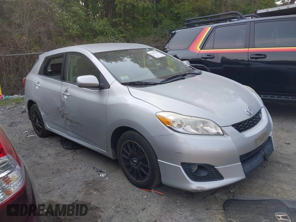 2009 Toyota Matrix S z VIN 2T1KE40E89C020335, wystawiony jako IAAI lot #42399155 z przebiegiem 71 085 mil mil oraz . Historia ofert i sprzedaży dostępna na DreamBid. Obrazek 1.