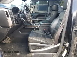 2015 GMC Sierra 2500HD Denali z VIN 1GT120E82FF160626, wystawiony jako Copart lot #57807735 z przebiegiem 193 495 mil mil oraz Szkoda całkowita • Salvage title. Historia ofert i sprzedaży dostępna na DreamBid. Obrazek 7.