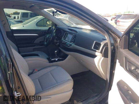 2018 Toyota Highlander LE with VIN 5TDZZRFH5JS266501, listed as a IAAI auction lot 41209838 with 99,340 mi miles and . Bid and sale history available at DreamBid. Image 5.