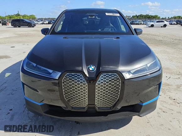 2024 BMW iX xDrive50 z VIN WB523CF05RCS00114, wystawiony jako Copart lot #56997255 z przebiegiem 12 548 mil mil oraz Czysty tytuł • Clean title. Historia ofert i sprzedaży dostępna na DreamBid. Obrazek 5.