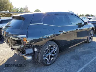 2022 BMW iX xDrive50 z VIN WB523CF06NCK54791, wystawiony jako Copart lot #68536822 z przebiegiem 1803 mil mil oraz . Historia ofert i sprzedaży dostępna na DreamBid. Obrazek 3.
