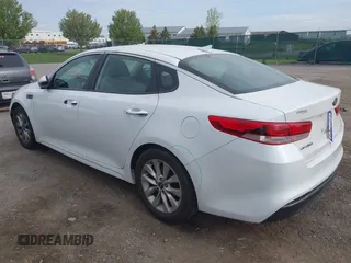 2017 Kia Optima LX z VIN 5XXGT4L38HG171236, wystawiony jako IAAI lot #42215406 z przebiegiem 83 107 mil mil oraz . Historia ofert i sprzedaży dostępna na DreamBid. Obrazek 3.