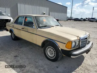 1982 Mercedes-Benz 300 300D-T with VIN WDBAB33A7CB008365, listed as a Copart auction lot 80248424 with 234,488 mi miles and Clean Title. Bid and sale history available at carsss.com. Image 4.
