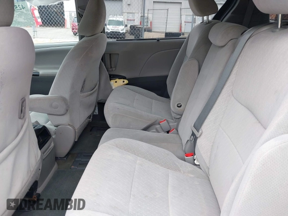 2015 Toyota Sienna LE AAS z VIN 5TDKK3DC6FS688844, wystawiony jako IAAI lot #42557542 z przebiegiem 95 520 mil mil oraz . Historia ofert i sprzedaży dostępna na DreamBid. Obrazek 8.