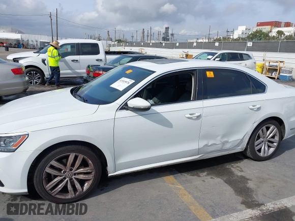2018 Volkswagen Passat SE z VIN 1VWBA7A33JC031098, wystawiony jako IAAI lot #41915976 z przebiegiem 147 454 mil mil oraz . Historia ofert i sprzedaży dostępna na DreamBid. Obrazek 6.