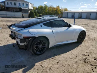 2023 Nissan Z Performance z VIN JN1BZ4BHXPM311269, wystawiony jako Copart lot #75271644 z przebiegiem 10 711 mil mil oraz Szkoda całkowita • Salvage title. Historia ofert i sprzedaży dostępna na DreamBid. Obrazek 3.