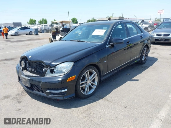 2012 Mercedes-Benz C 250 Sport z VIN WDDGF4HB0CR194481, wystawiony jako IAAI lot #42406447 z przebiegiem 133 332 mil mil oraz . Historia ofert i sprzedaży dostępna na DreamBid. Obrazek 2.