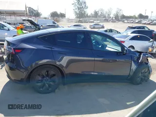 2024 Tesla Model Y z VIN 7SAYGDED4RF115252, wystawiony jako IAAI lot #42302658 z przebiegiem 7 365 mil mil oraz . Historia ofert i sprzedaży dostępna na DreamBid. Obrazek 13.