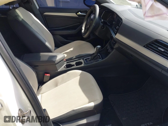 2020 Volkswagen Jetta S z VIN 3VWC57BU0LM100105, wystawiony jako IAAI lot #42213806 z przebiegiem 53 707 mil mil oraz . Historia ofert i sprzedaży dostępna na DreamBid. Obrazek 5.