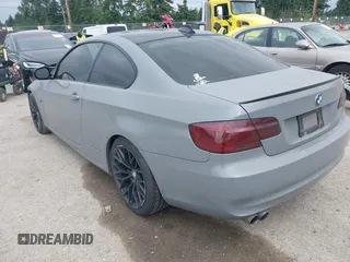2011 BMW 3 Series 328i z VIN WBAKE5C57BE573107, wystawiony jako IAAI lot #42493695 z przebiegiem 103 608 mil mil oraz . Historia ofert i sprzedaży dostępna na DreamBid. Obrazek 3.