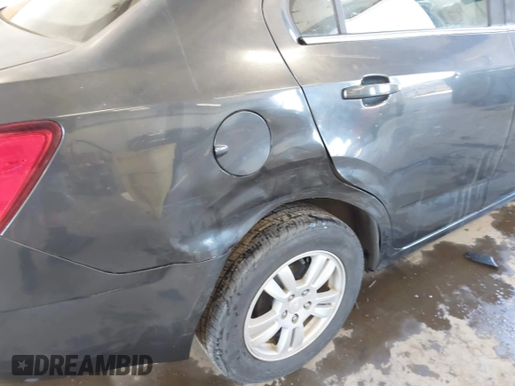 2014 Chevrolet Sonic LT z VIN 1G1JC5SH2E4199864, wystawiony jako IAAI lot #42370631 z przebiegiem 59 781 mil mil oraz . Historia ofert i sprzedaży dostępna na DreamBid. Obrazek 6.
