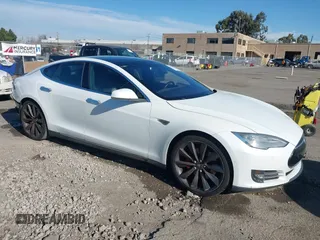 2015 Tesla Model S 85D with VIN 5YJSA1H49FF083456, listed as a IAAI auction lot 41423261 with 77,193 mi miles. Bid and sale history available at carsss.com. Image 1.