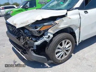 2022 Toyota Corolla Cross LE z VIN 7MUBAAAG5NV028801, wystawiony jako IAAI lot #42144175 z przebiegiem 22 715 mil mil oraz . Historia ofert i sprzedaży dostępna na DreamBid. Obrazek 6.