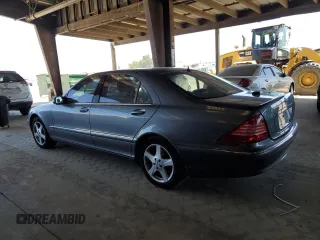 2005 Mercedes-Benz S 500 z VIN WDBNG75J05A456253, wystawiony jako Copart lot #60942685 z przebiegiem 290 351 mil mil oraz Czysty tytuł • Clean title. Historia ofert i sprzedaży dostępna na DreamBid. Obrazek 2.