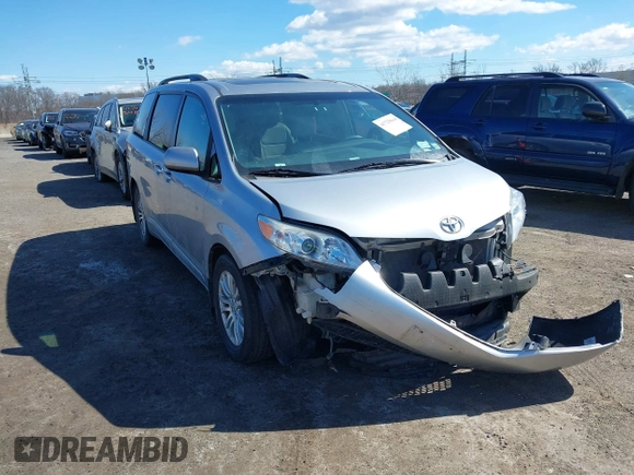 2017 Toyota Sienna XLE Auto Access Seat with VIN 5TDYZ3DC0HS784509, listed as a IAAI auction lot 41725664 with 69,990 mi miles. Bid and sale history available at carsss.com. Image 1.