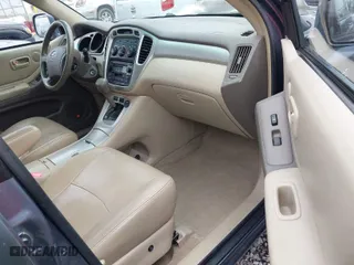 2006 Toyota Highlander Hybrid with VIN JTEEW21A260023243, listed as a IAAI auction lot 41778209 with 230,228 mi miles. Bid and sale history available at carsss.com. Image 5.