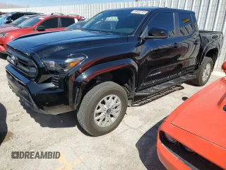 2024 Toyota Tacoma SR5 z VIN 3TMLB5JN9RM023477, wystawiony jako Copart lot #49460745 z przebiegiem 8 396 mil mil oraz Szkoda całkowita • Salvage title. Historia ofert i sprzedaży dostępna na DreamBid. Obrazek 1.