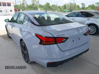 2024 Nissan Altima SR z VIN 1N4BL4CV2RN380575, wystawiony jako IAAI lot #42322744 z przebiegiem 10 763 mil mil oraz . Historia ofert i sprzedaży dostępna na DreamBid. Obrazek 3.