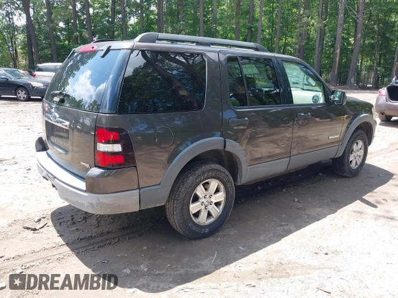 2006 Ford Explorer XLT z VIN 1FMEU73E36UB70375, wystawiony jako IAAI lot #42460992 z przebiegiem 177 637 mil mil oraz . Historia ofert i sprzedaży dostępna na DreamBid. Obrazek 4.