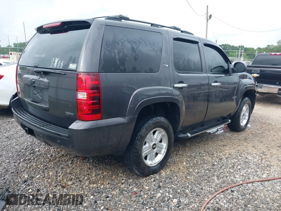 2010 Chevrolet Tahoe LT z VIN 1GNUKBE03AR221483, wystawiony jako IAAI lot #42157016 z przebiegiem 233 193 mil mil oraz . Historia ofert i sprzedaży dostępna na DreamBid. Obrazek 4.