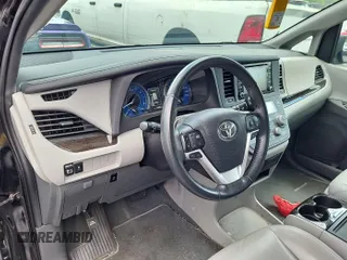 2020 Toyota Sienna XLE z VIN 5TDDZ3DC9LS240453, wystawiony jako IAAI lot #42566212 z przebiegiem 94 405 mil mil oraz . Historia ofert i sprzedaży dostępna na DreamBid. Obrazek 5.