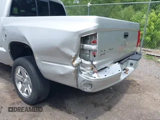 2007 Dodge Dakota SLT z VIN 1D7HE48K27S127788, wystawiony jako IAAI lot #42311626 z przebiegiem 357 130 mil mil oraz . Historia ofert i sprzedaży dostępna na DreamBid. Obrazek 6.