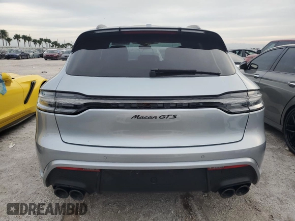 2023 Porsche Macan GTS z VIN WP1AF2A53PLB56470, wystawiony jako Copart lot #76620874 z przebiegiem Nie podano mil oraz Nie do naprawy • Non repairable. Historia ofert i sprzedaży dostępna na DreamBid. Obrazek 6.