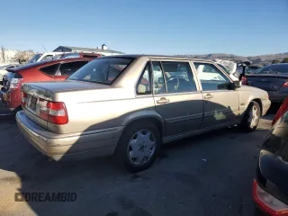 1995 Volvo 960 z VIN YV1KS9610S1074212, wystawiony jako Copart lot #42237655 z przebiegiem 102 627 mil mil oraz Tytuł czysty. Historia ofert i sprzedaży dostępna na DreamBid. Obrazek 3.