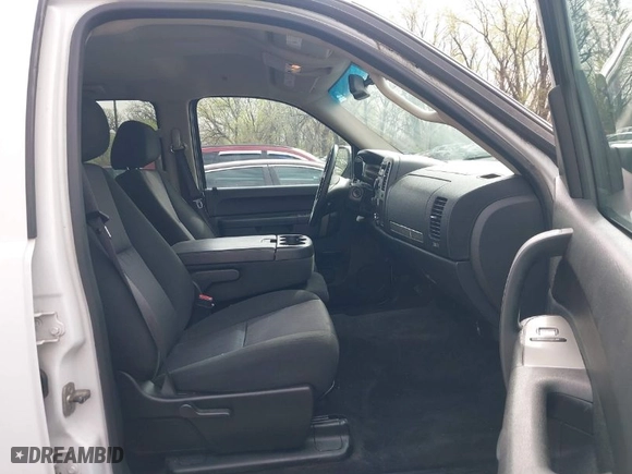 2010 GMC Sierra 1500 SLE with VIN 3GTRKVE31AG263130, listed as a IAAI auction lot 41903674 with 207,828 mi miles. Bid and sale history available at carsss.com. Image 5.