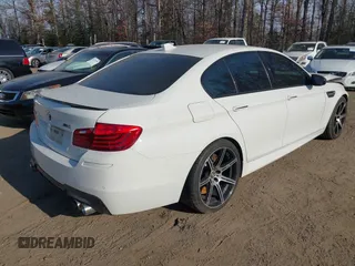 2015 BMW M5 z VIN WBSFV9C53FD594181, wystawiony jako IAAI lot #41761355 z przebiegiem Nie podano mil oraz . Historia ofert i sprzedaży dostępna na DreamBid. Obrazek 4.