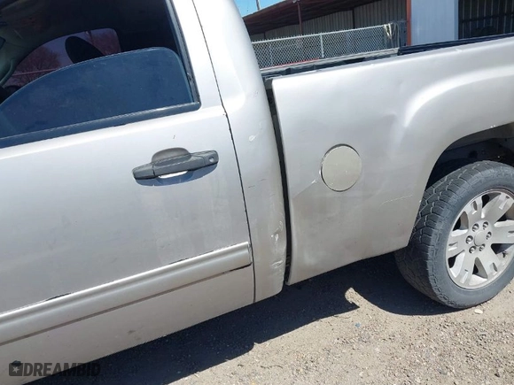 2007 GMC Sierra 1500 Classic Work Truck with VIN 1GTEC14X87Z624810, listed as a IAAI auction lot 41722798 with 113,592 mi miles. Bid and sale history available at carsss.com. Image 6.