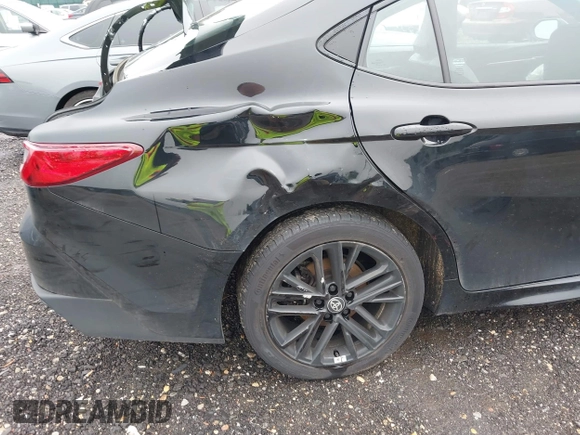 2025 Toyota Camry LE z VIN 4T1DBADK7SU513802, wystawiony jako IAAI lot #42259217 z przebiegiem 27 379 mil mil oraz . Historia ofert i sprzedaży dostępna na DreamBid. Obrazek 6.