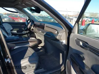 2024 Kia EV9 Wind z VIN KNDAFFS58R6022482, wystawiony jako IAAI lot #41688945 z przebiegiem 8 907 mil mil oraz . Historia ofert i sprzedaży dostępna na DreamBid. Obrazek 5.