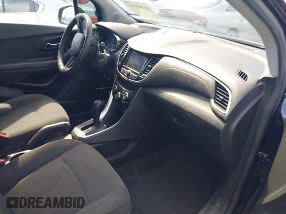 2021 Chevrolet Trax LS z VIN KL7CJKSB8MB303491, wystawiony jako IAAI lot #41803761 z przebiegiem 65 452 mil mil oraz . Historia ofert i sprzedaży dostępna na DreamBid. Obrazek 5.
