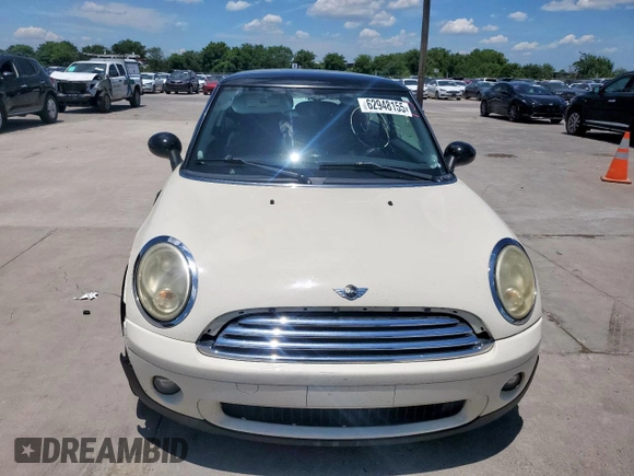 2010 MINI Hardtop z VIN WMWMF3C52ATZ66811, wystawiony jako Copart lot #62948155 z przebiegiem 170 347 mil mil oraz Czysty tytuł • Clean title. Historia ofert i sprzedaży dostępna na DreamBid. Obrazek 5.