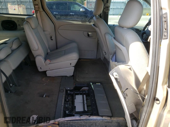 2005 Chrysler Town & Country Touring with VIN 2C4GP54L15R171414, listed as a Copart auction lot 50311912 with 209,689 mi miles and Non Repairable. Bid and sale history available at carsss.com. Image 6.