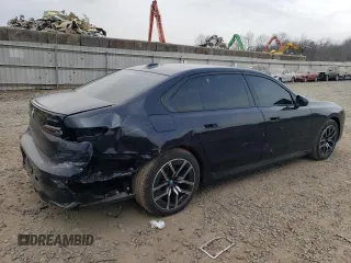 2023 BMW i7 xDrive60 z VIN WBY53EJ0XPCN41041, wystawiony jako Copart lot #47392304 z przebiegiem 5873 mil mil oraz . Historia ofert i sprzedaży dostępna na DreamBid. Obrazek 3.
