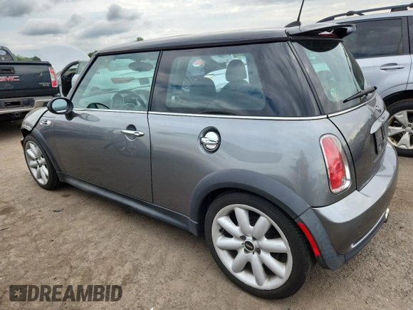 2006 MINI Hardtop S z VIN WMWRE33526TN28483, wystawiony jako Copart lot #64806175 z przebiegiem 76 419 mil mil oraz Szkoda całkowita • Salvage title. Historia ofert i sprzedaży dostępna na DreamBid. Obrazek 2.