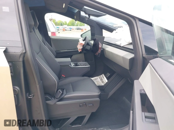 2024 Tesla Cybertruck z VIN 7G2CEHED5RA039734, wystawiony jako IAAI lot #42244205 z przebiegiem 8 443 mil mil oraz . Historia ofert i sprzedaży dostępna na DreamBid. Obrazek 5.