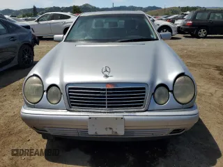 1999 Mercedes-Benz E 320 z VIN WDBJF65HXXA742364, wystawiony jako Copart lot #54201205 z przebiegiem 152 885 mil mil oraz Czysty tytuł • Clean title. Historia ofert i sprzedaży dostępna na DreamBid. Obrazek 5.
